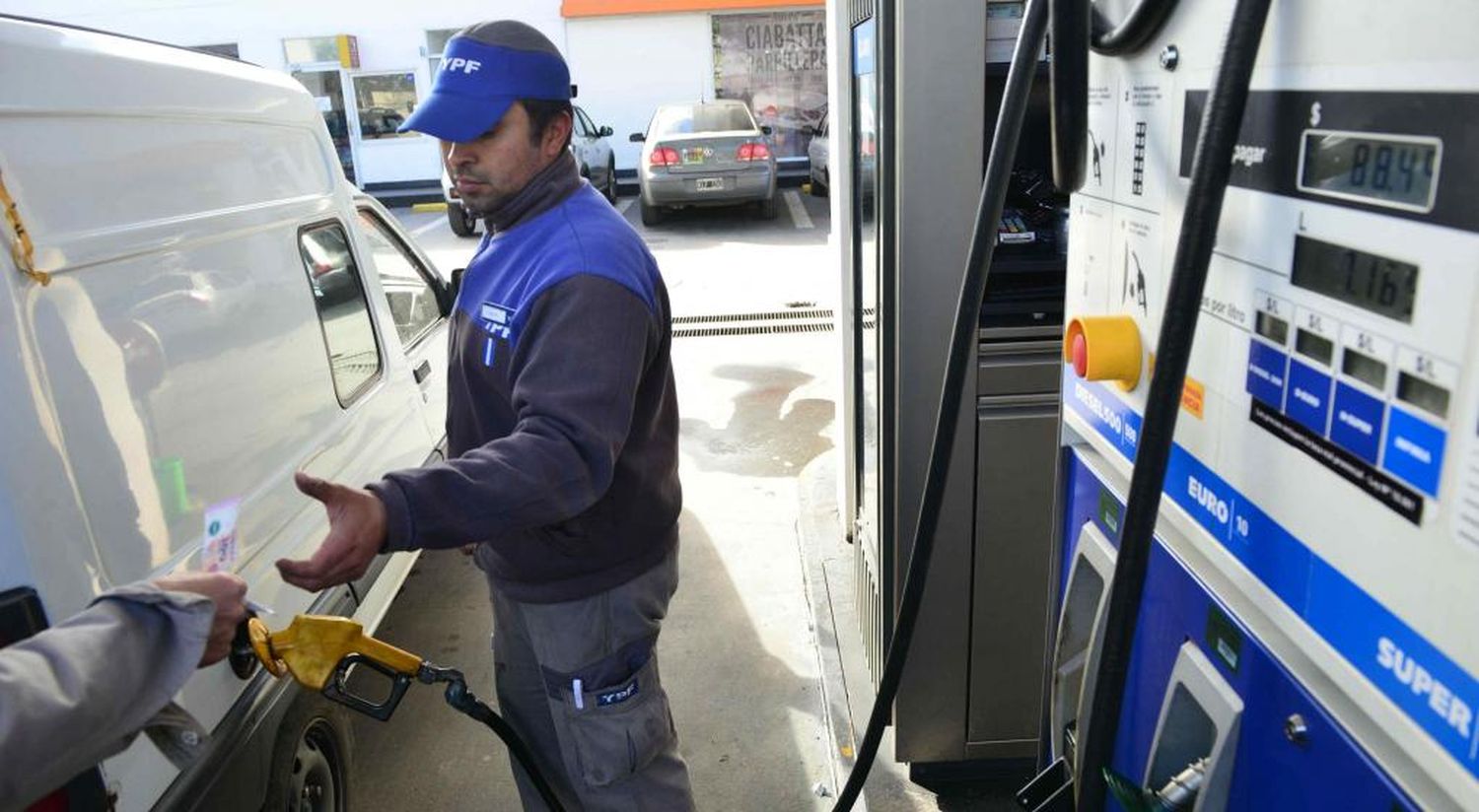 El precio de los combustibles podría aumentar tras las elecciones del domingo en Argentina