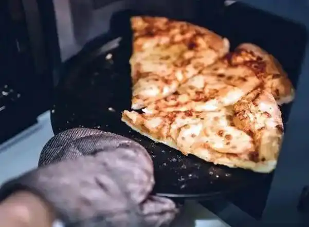El truco que necesitás saber para calentar la pizza en el microondas