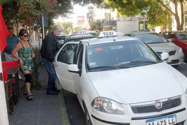 Grupo de taxistas insisten que las paradas sean libres