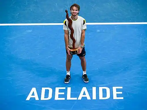 Machac posa con el trofeo de campeón.