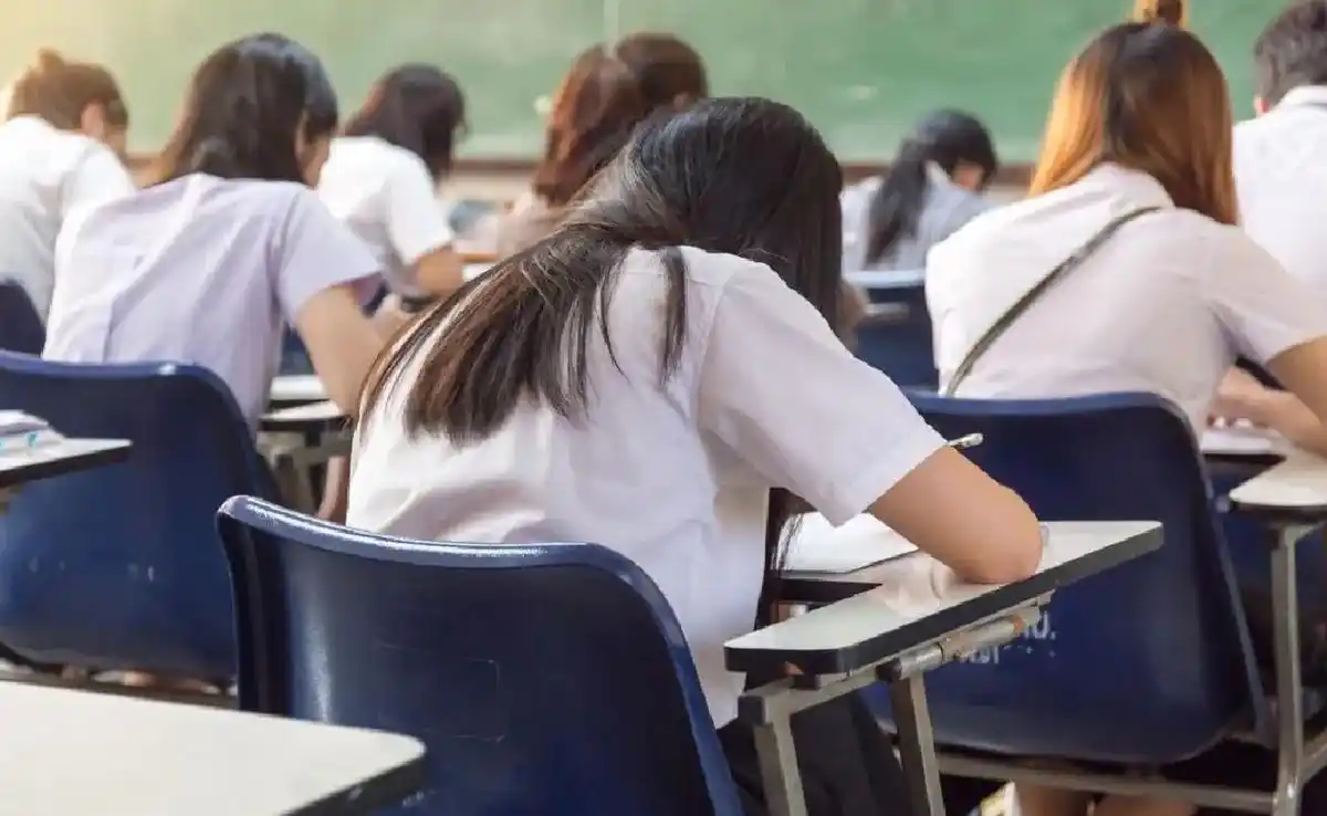 El beneficio busca acompañar el pago de las cuotas escolares de estudiantes de hasta 18 años que cursen los niveles inicial, primario y secundario en establecimientos con al menos un 75% de aporte estatal.