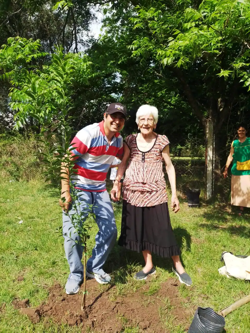 Se plantaron trece árboles frutales en la Escuela “Rudecindo Alvarado”