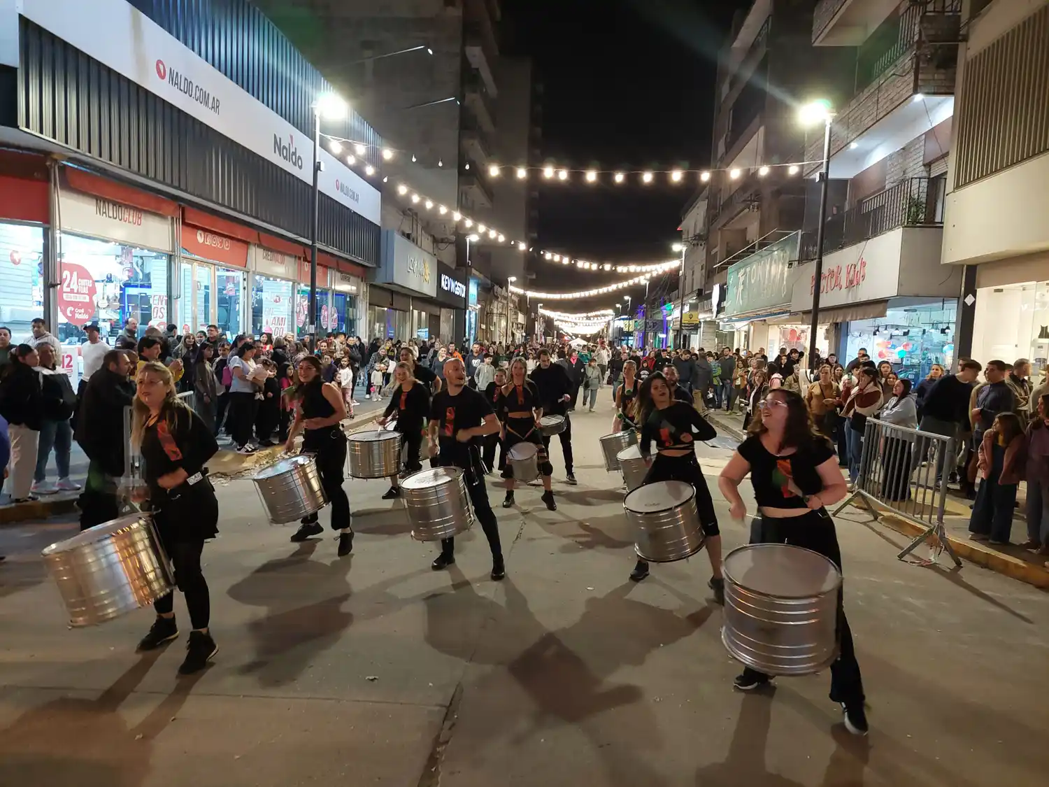 Música y tambores para poner ritmo y color.