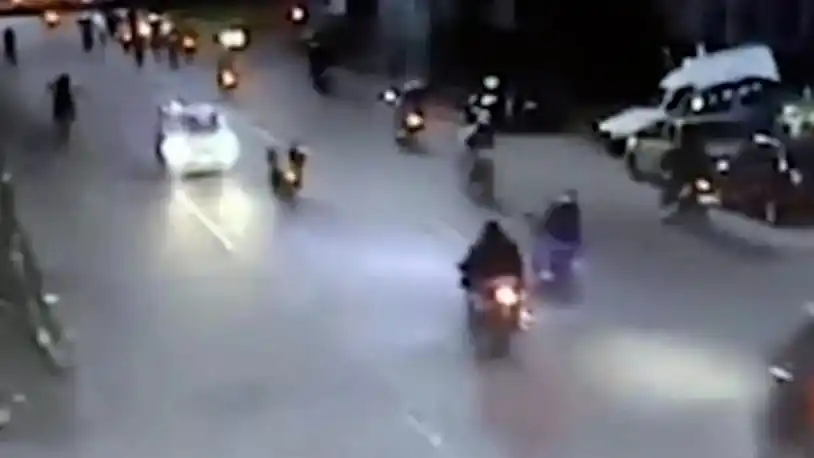 Impactantes imágenes: el momento en que la caravana de motos impacta contra el auto