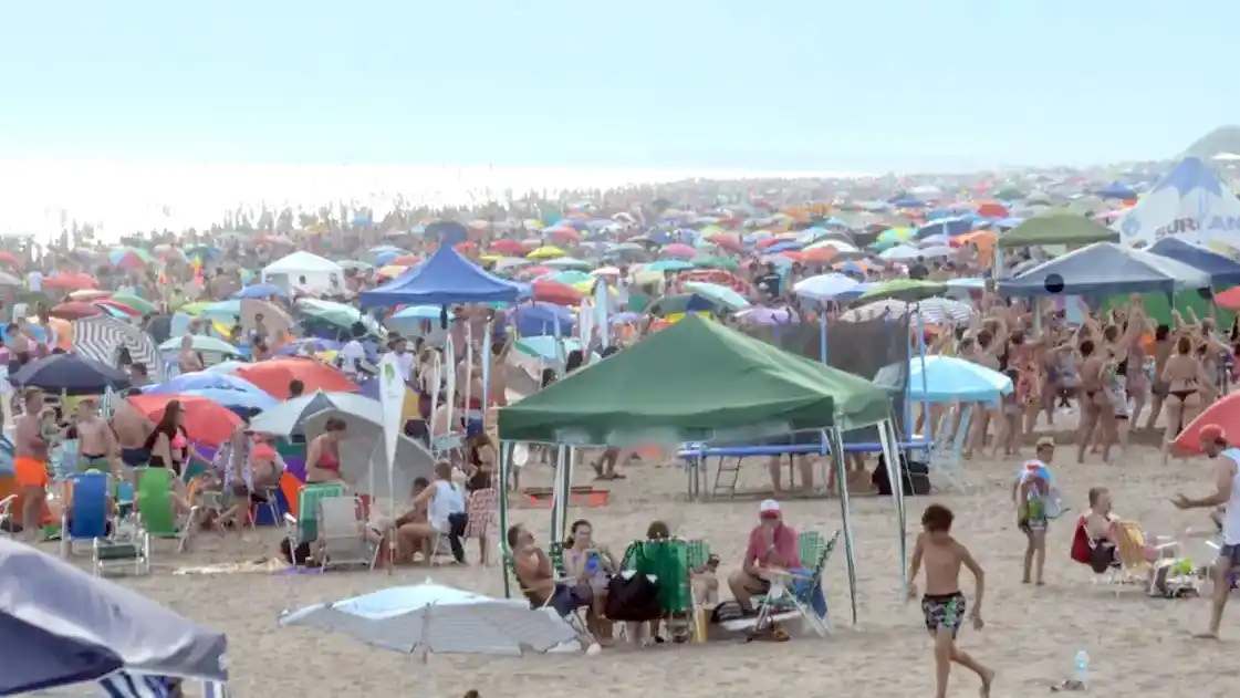 Monte Hermoso prohibió el uso de gazebos en la zona de playa