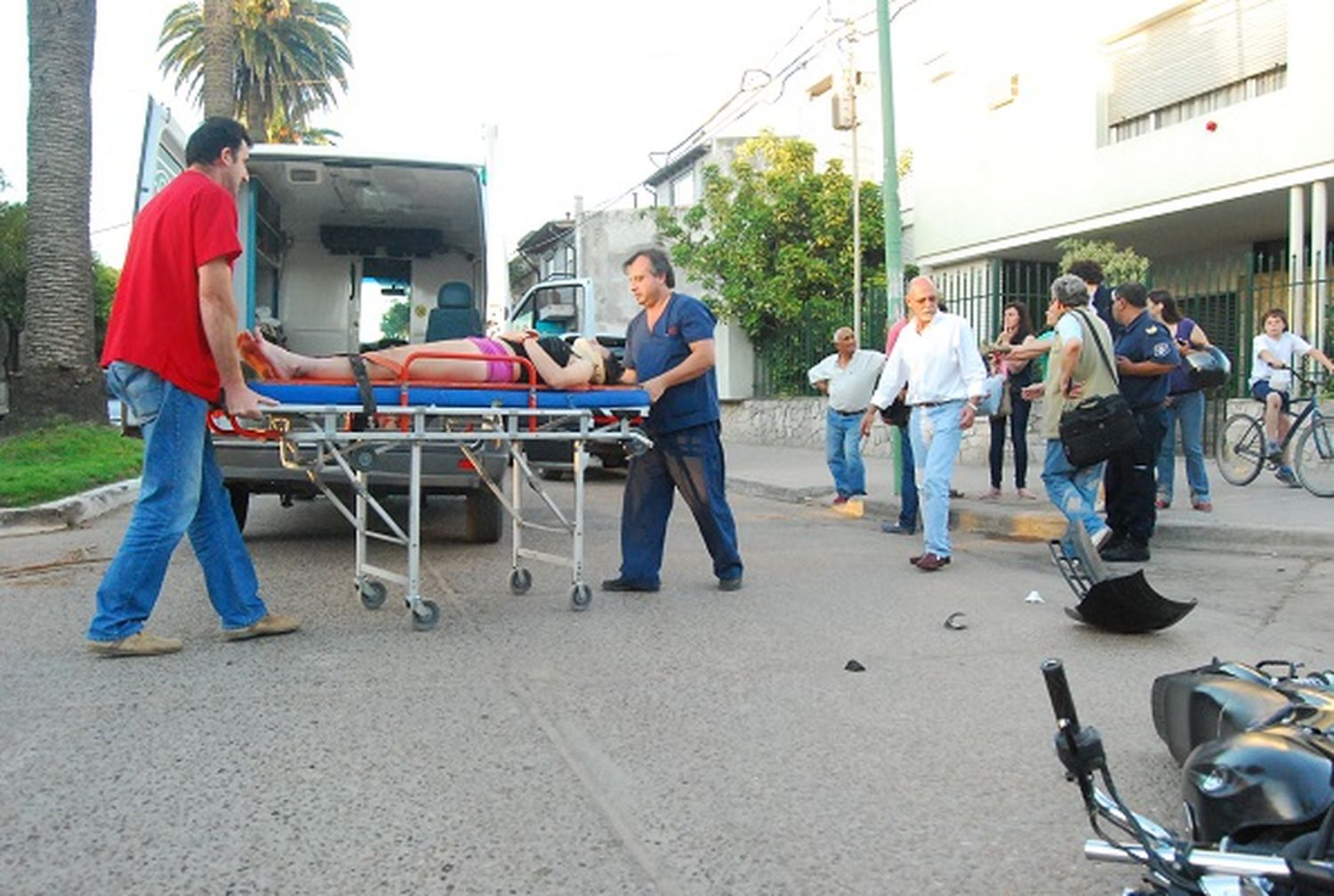 Chocó un camión y una camioneta, y a los pocos minutos volcó un camión