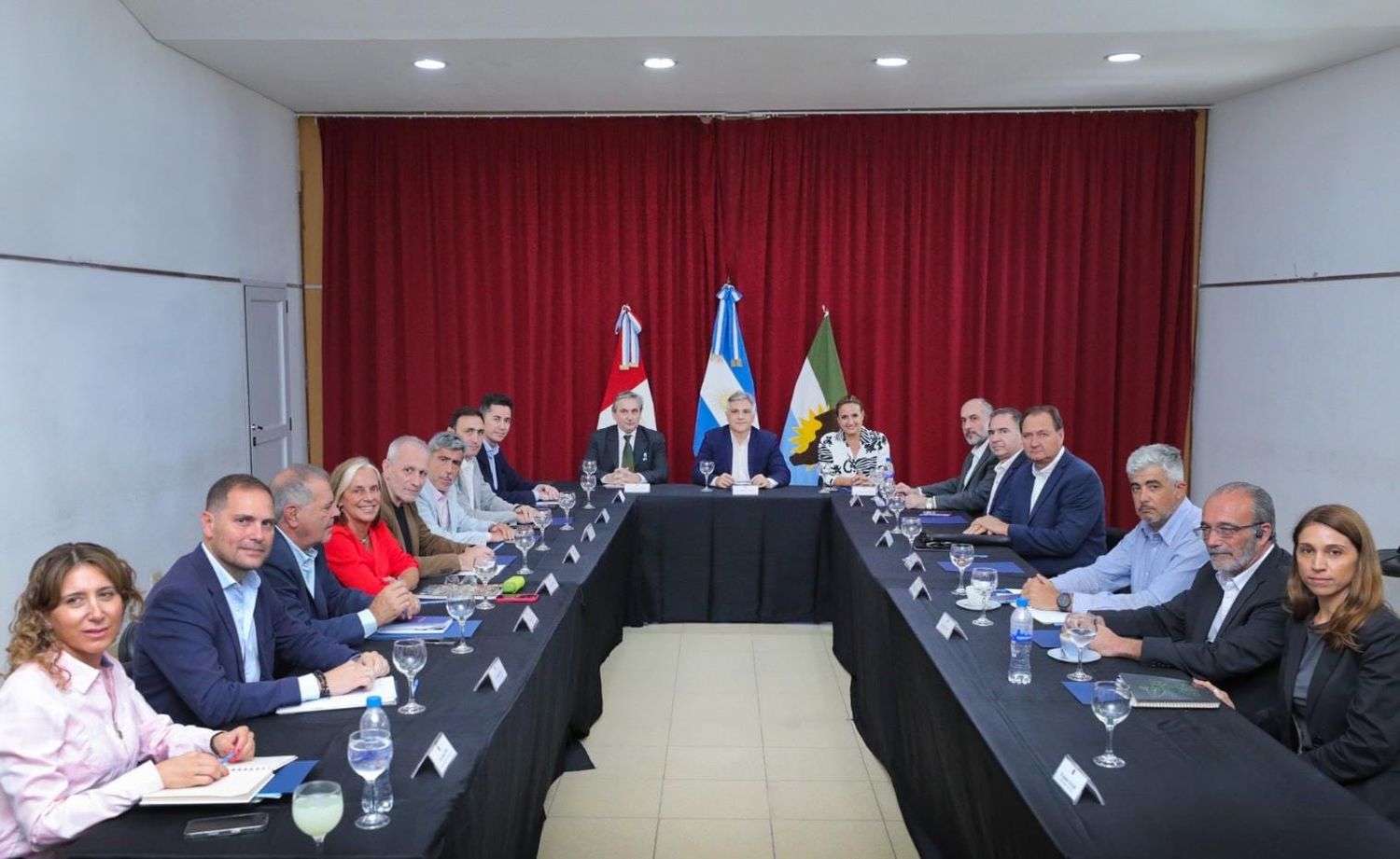 Llaryora encabezó en Cruz del Eje la primera reunión de gabinete