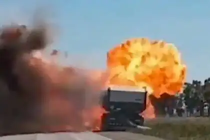 La explosión quedó registrada por los ocupantes de un vehículo que circulaba por la ruta al momento del hecho.