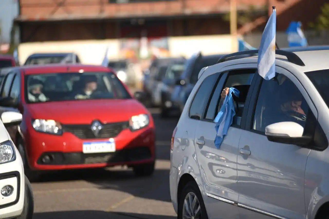 Cambio de rumbo: la caravana de manifestantes concluyó frente a la Municipalidad