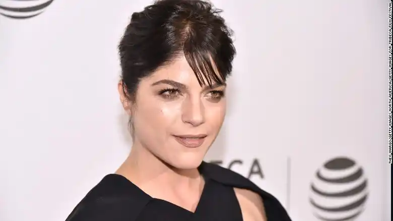 La actriz Selma Blair revela que padece de esclerosis múltiple