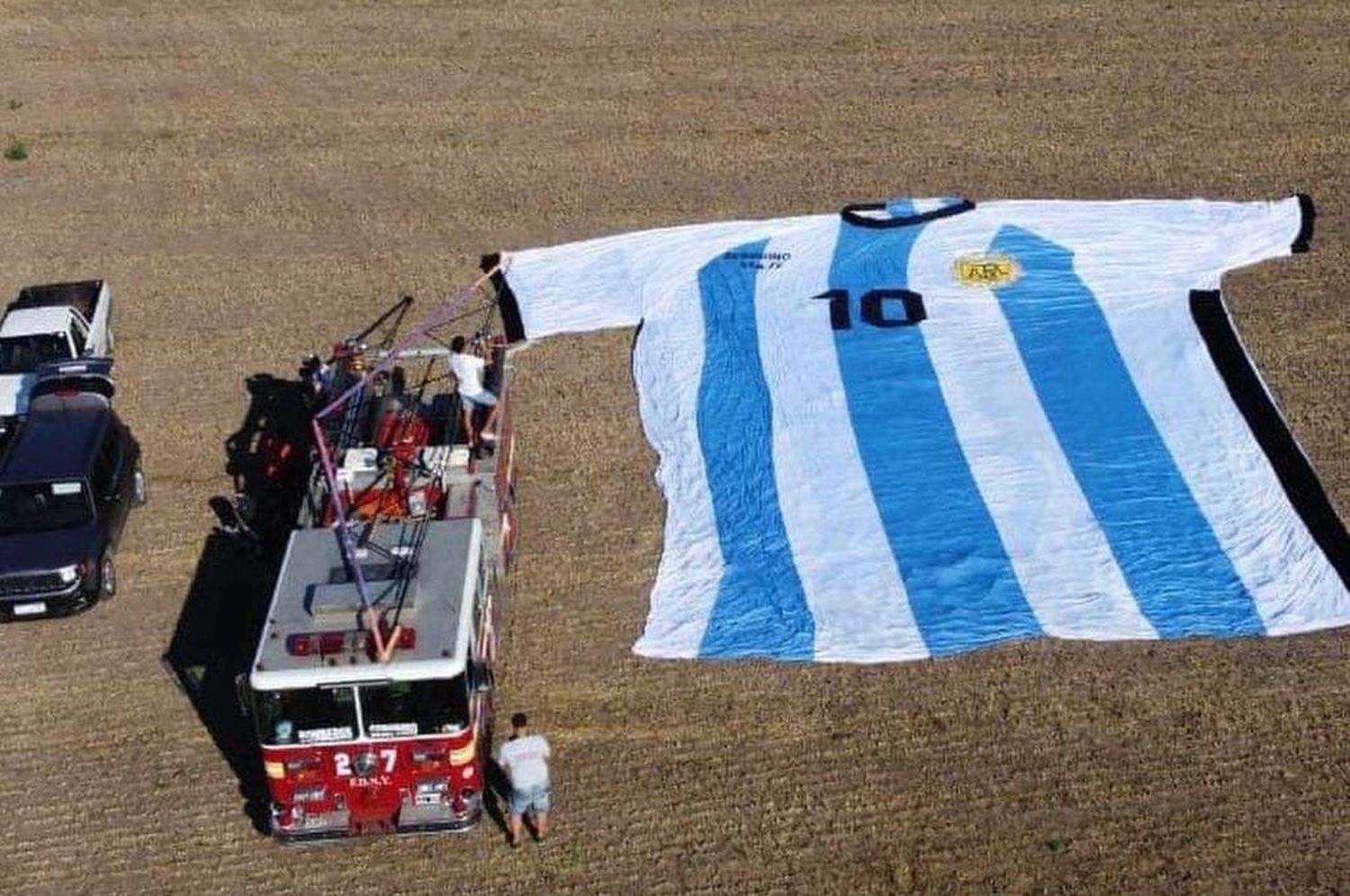 Locura por Messi en Serodino: crearon una enorme camiseta del astro argentino y la llevaron en helicóptero a Rosario