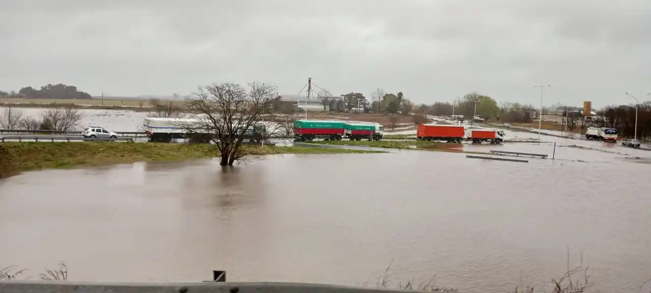 Las incesantes lluvias anegaron la ruta 33. Foto: Gentileza.