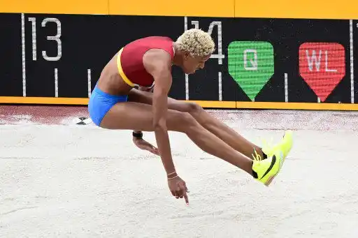 Yulimar Rojas del equipo de Venezuela compite en la calificación de triple salto femenino en el segundo día del Campeonato Mundial de Atletismo Oregon22 en Hayward Field el 16 de julio de 2022 .