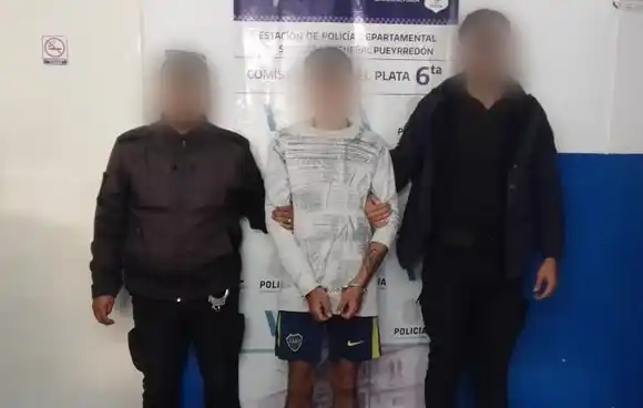 Atraparon a uno de los hombres que arrastró por el suelo a una mujer para robarle el celular