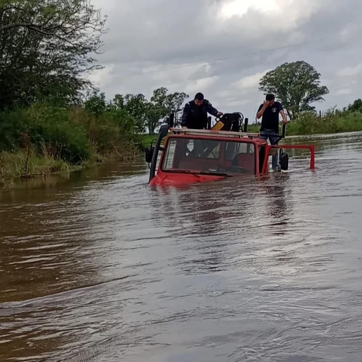 Bomberos extrajo la unidad Unimog que se había sumergido en zona rural