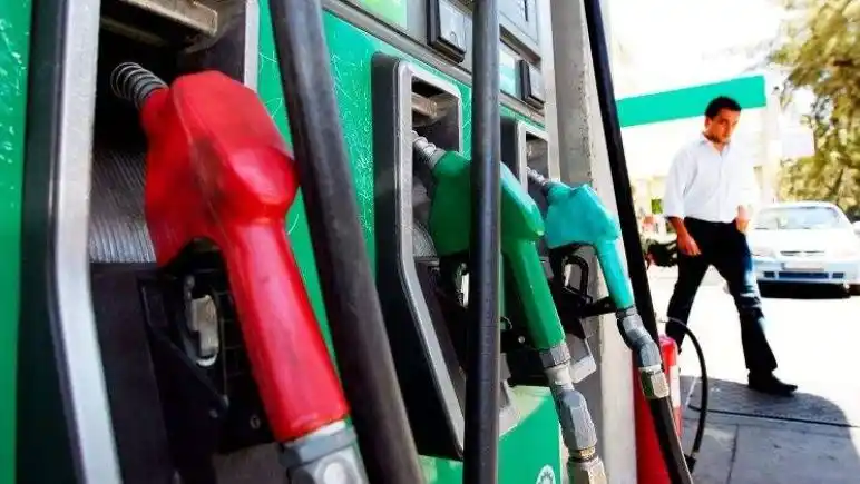 A medianoche aumentan los combustibles