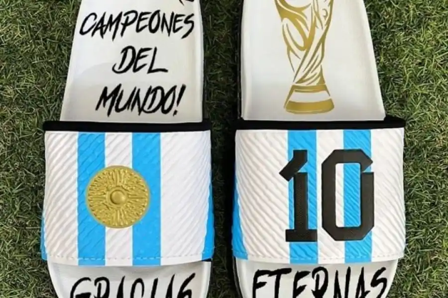 Redes sociales: a los creadores de las ojotas que usa Messi les "explotaron las ventas"