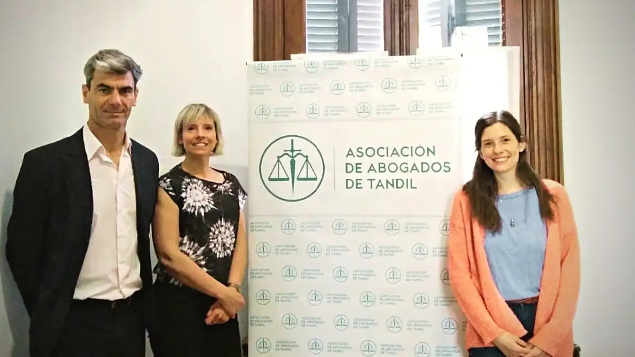 FT CHARLA TEATRO: Facundo Argüelles, presidente de la Asociación de Abogados de Tandil, doctora Leticia Pey, abogada y parte de la organización, y Sofía Cheves, de la Unicen.