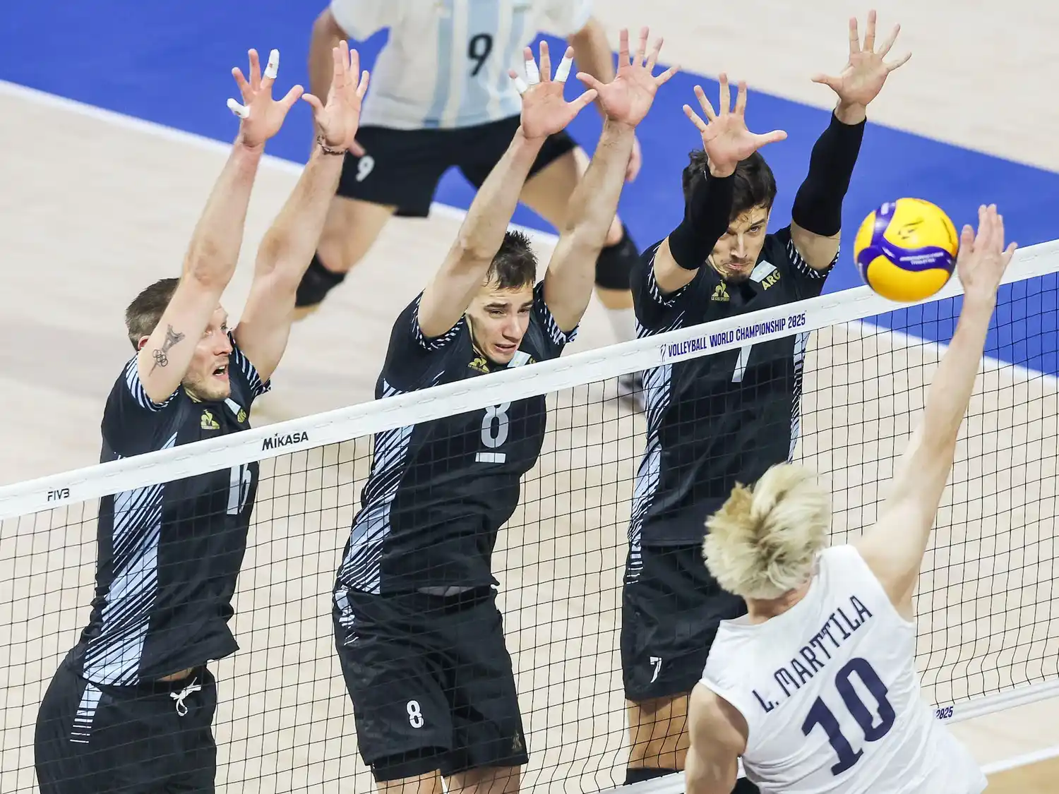 Argentina remontó y ganó en el debut