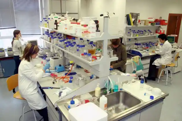 Laboratorios nacionales acuerdan baja de precios en medicamentos