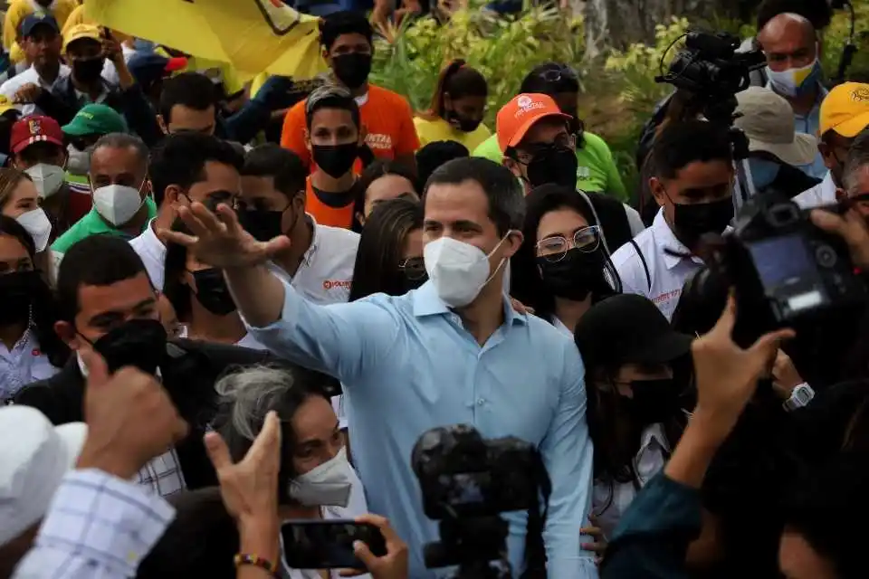 Guaidó aprovecha salida de venezolanos para anunciar “regreso organizado” a las calles