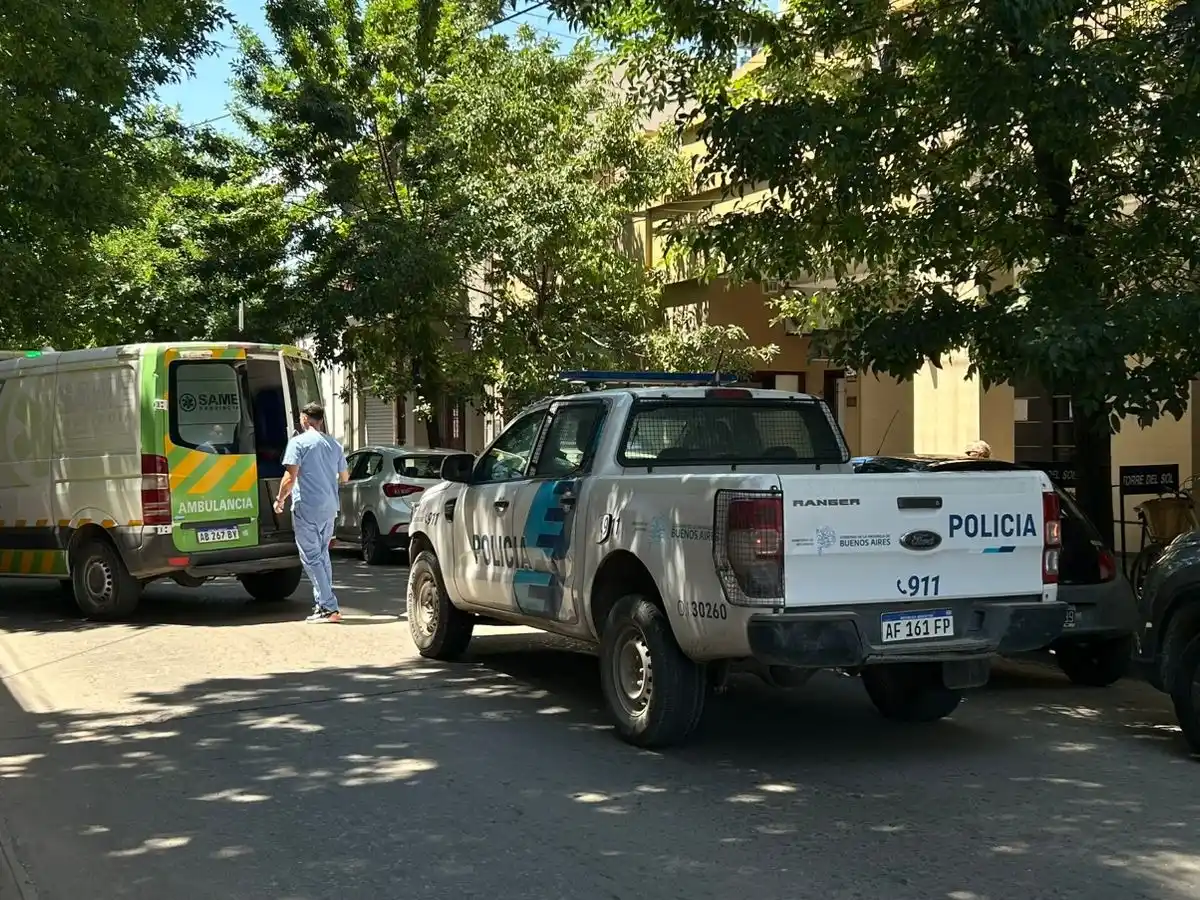 Ambulancia traslada mujer de Torres del Sol