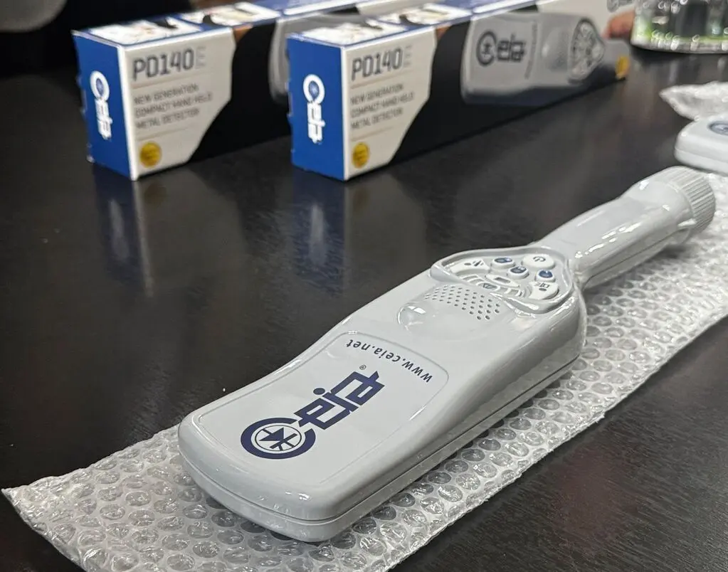 El detector de metales PD140E combina características de gran ergonomía y fiabilidad, con funciones avanzadas de detección y de señalización para el operador.