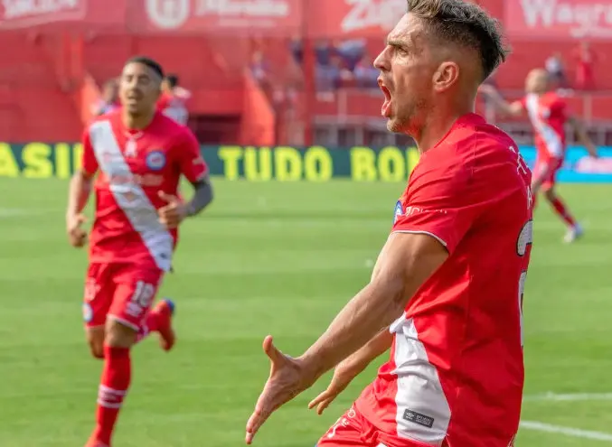 Argentinos es el único líder de la Superliga tras superar a Talleres