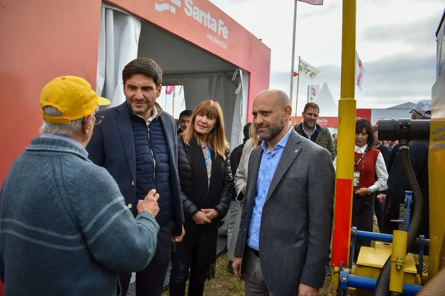 El gobernador Pullaro junto al ministro Puccini en la recorrida por la muestra de 2025.