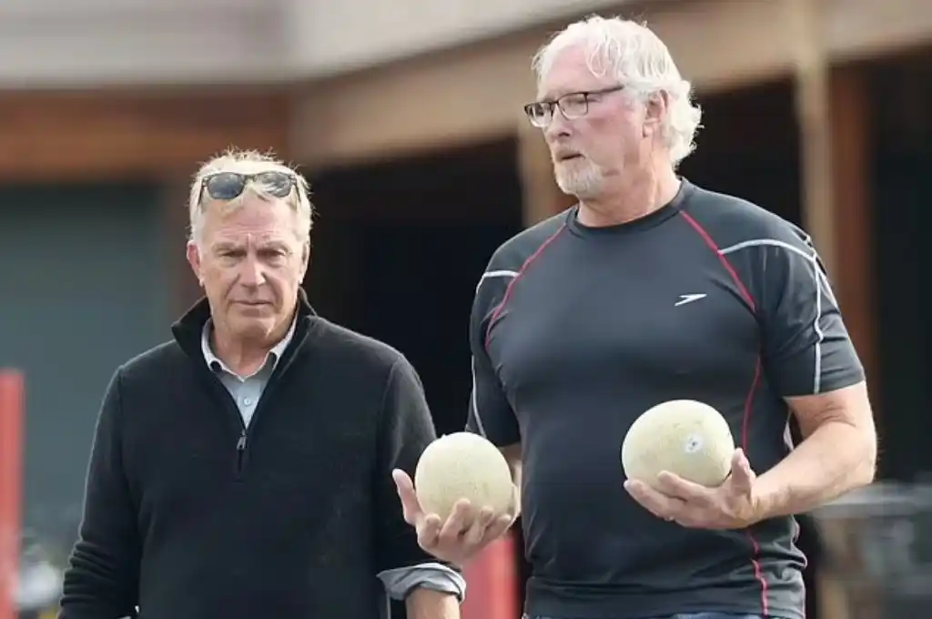 El actor hace mandados custodiado