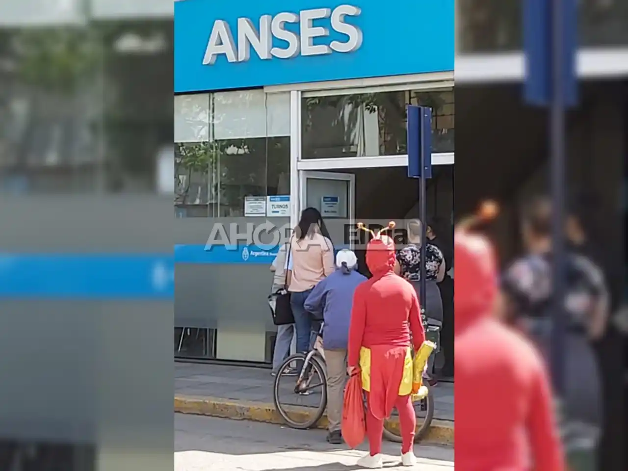 La particular vestimenta de un hombre haciendo la cola en la Anses de Gualeguaychú