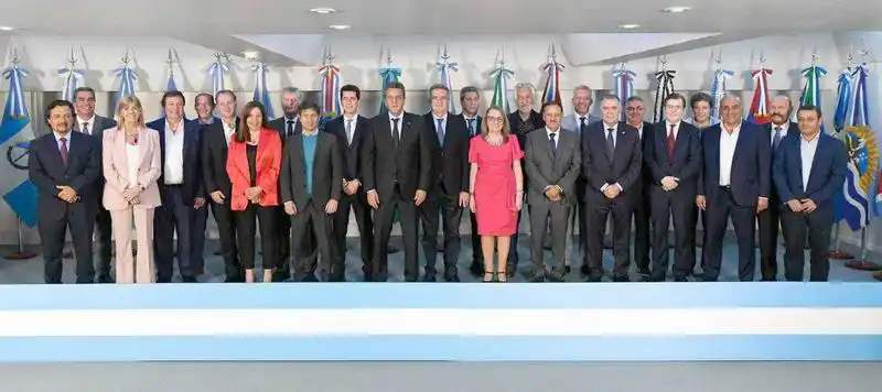 Gobernadores de 19 provincias expresaron
su pleno respaldo a Massa en el balotaje