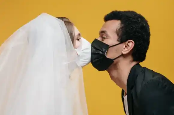 Bodas virtuales en Japón: los novios se casan en el fondo del mar, en ruinas antiguas y hasta en la luna