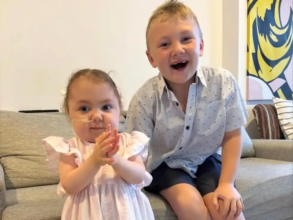 Inés, junto a su hermano Bauti, en el anuncio del regreso a la ciudad a través de las redes sociales.