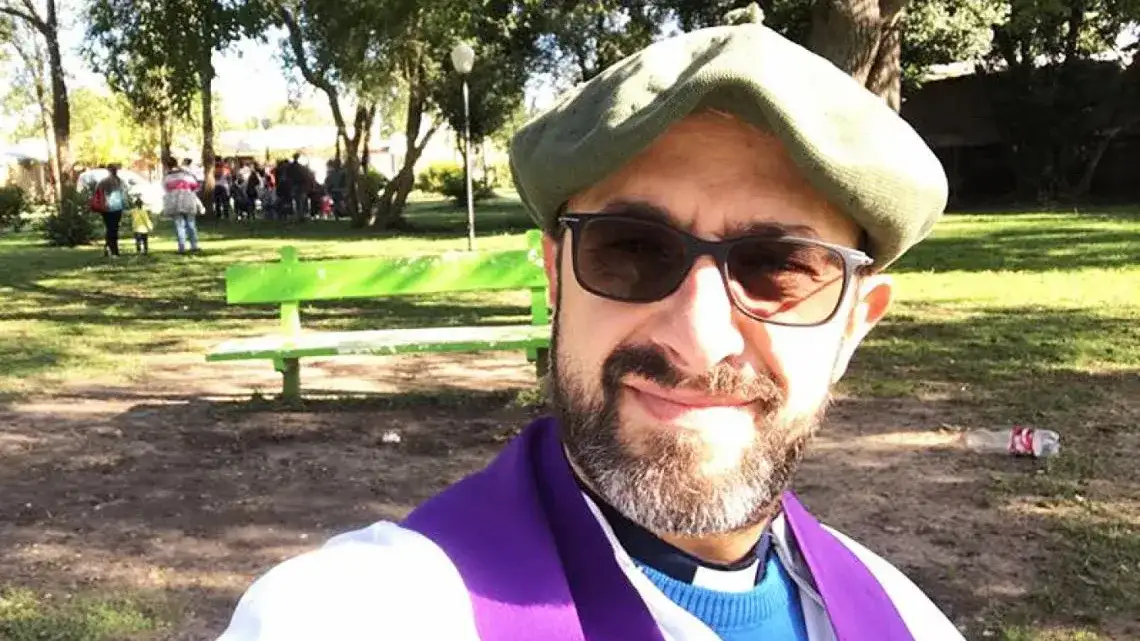 Asumió como párroco en 2021 y trabaja durante el día en la construcción: la historia del Padre Maxi de San Bernardo