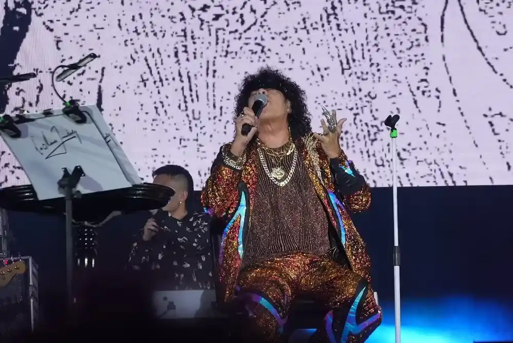 La Mona Jiménez tuvo que cantar sentado por una lesión.