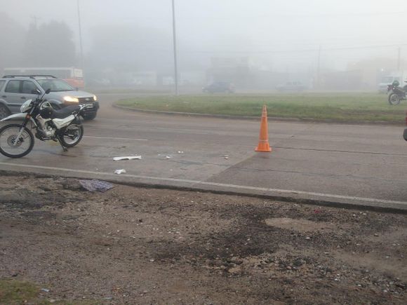Transportaba verdura desde el Mercado Central y chocó en la rotonda