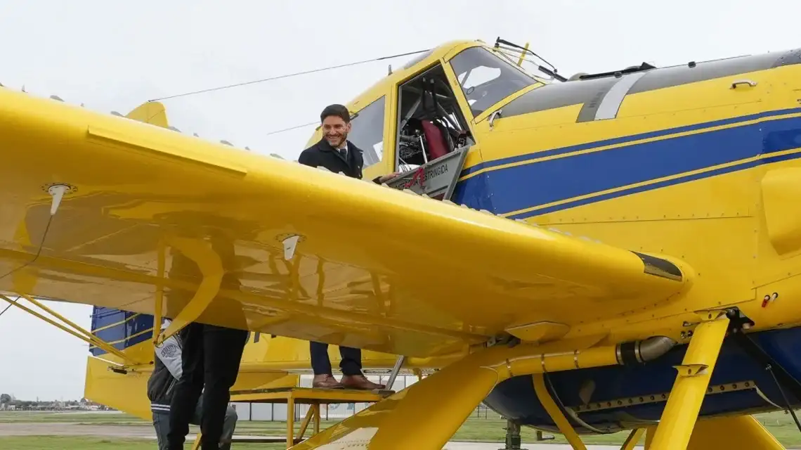 Pullaro en el nuevo avión hidrante Air Tractor Fire Boss, adquirido por la Provincia.