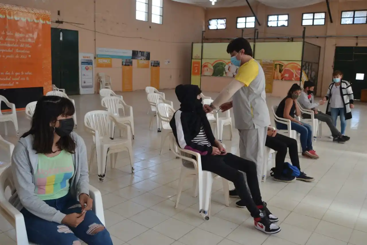 Vacunación: aplican segundas dosis de Sputnik V