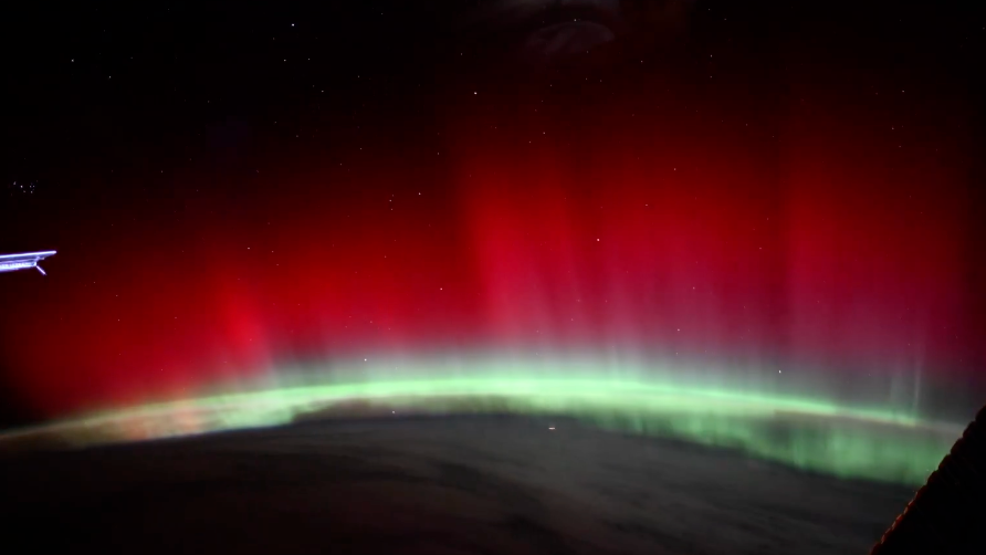 Captura de pantalla del video tomado desde la Estación Espacial Internacional donde se observa una aurora boreal roja.
