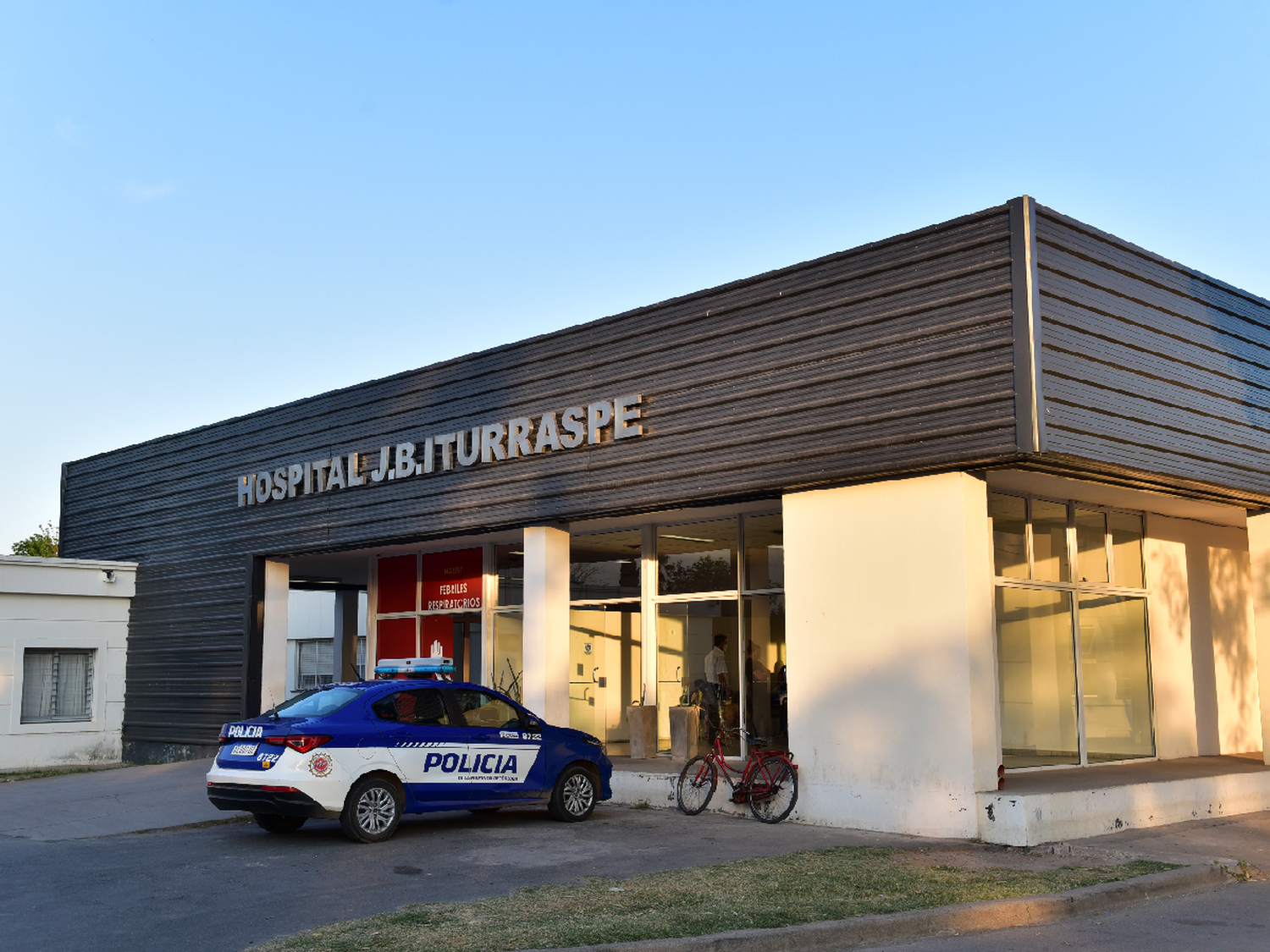 Un motociclista terminó fracturado al chocar con un auto