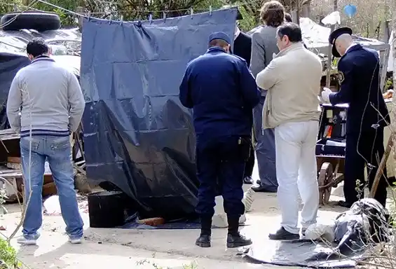 Discutieron, le clavó una puñalada y luego se suicidó en su casa