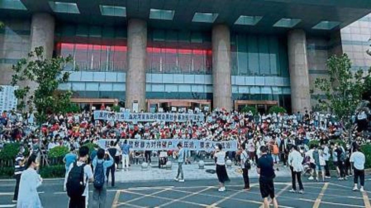 ¿UN CORRALITO EN CHINA? Tras masivas protestas ahorristas chinos recibirán parte de su dinero
