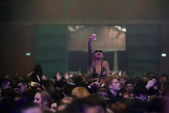 Sin mascarillas ni distancia social: una discoteca inglesa abrió por primera vez en pandemia en una prueba piloto inédita con más de 3.000 personas