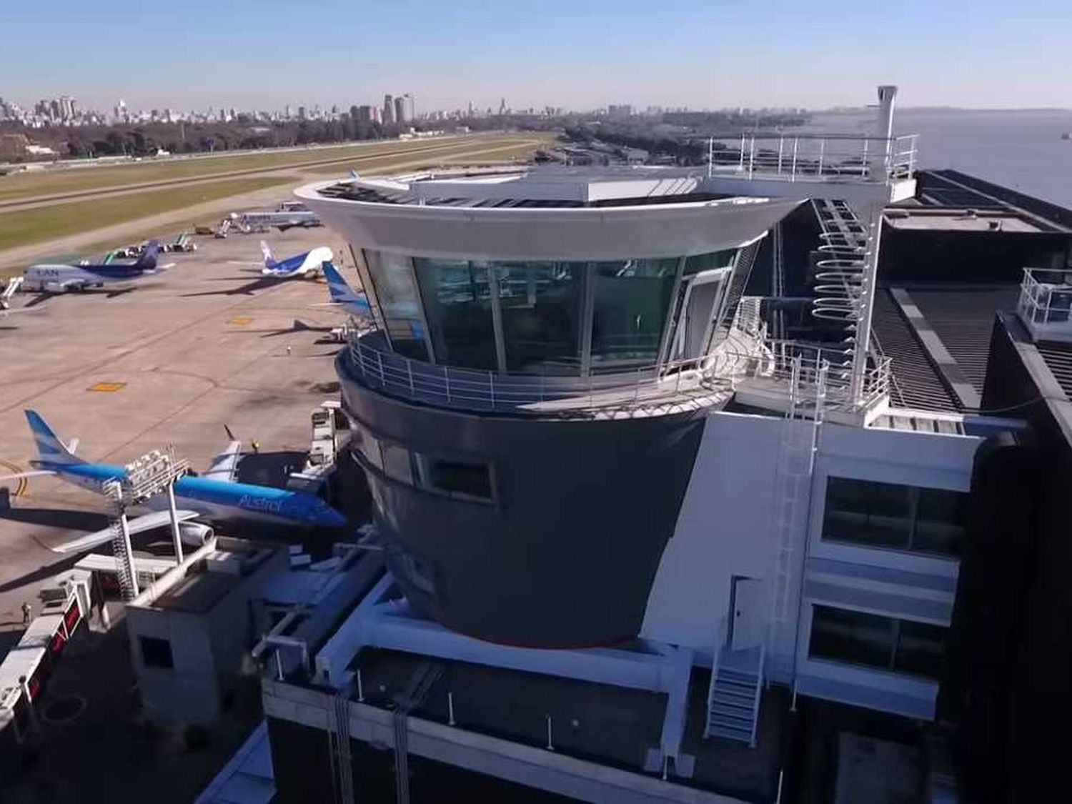 Los controladores aéreos lanzan una serie de paros desde este viernes hasta el sábado 30