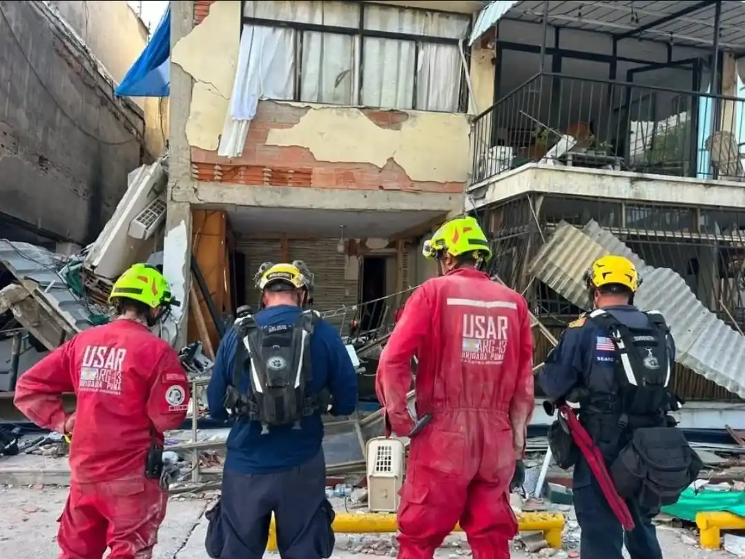 Dos bomberos de Santa Clara del Mar viajaron a Venezuela para ayudar con los trabajos luego del terremoto