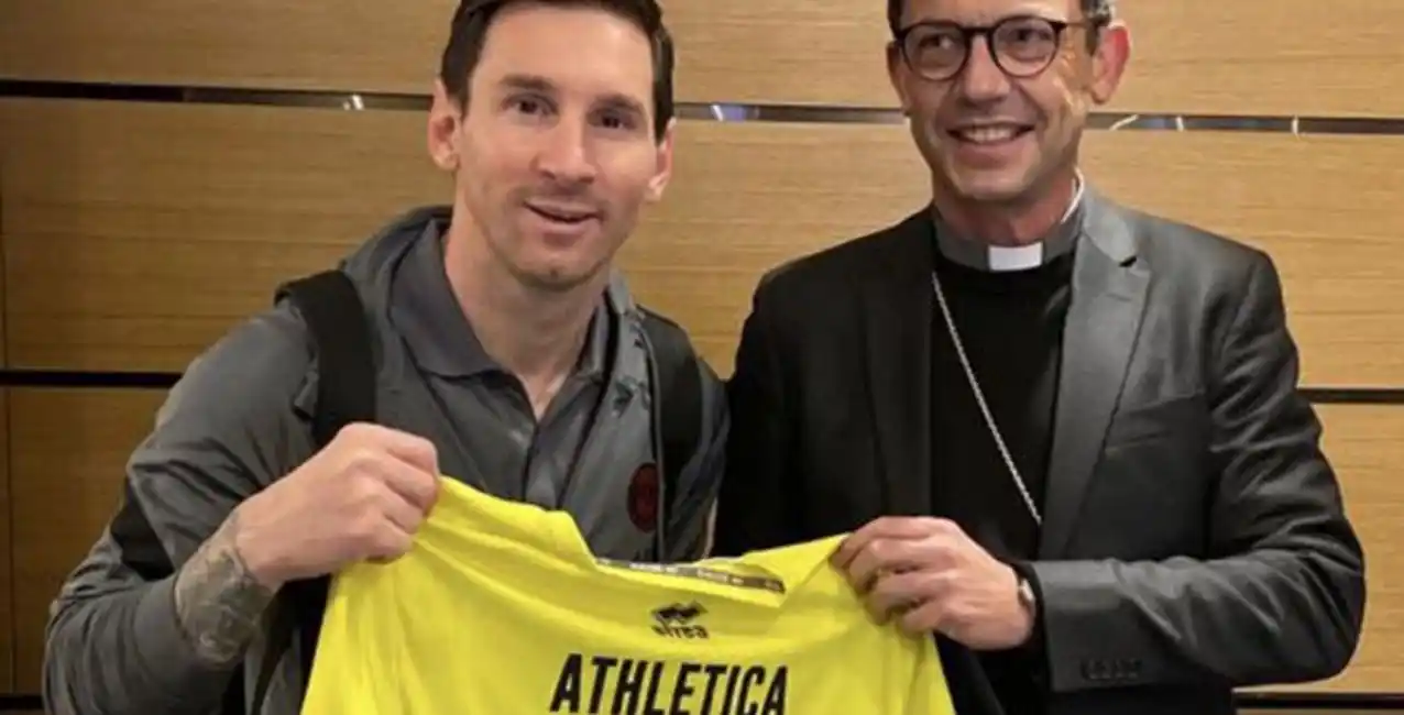Le entregaron a Messi una camiseta del equipo del Vaticano firmada por el Papa