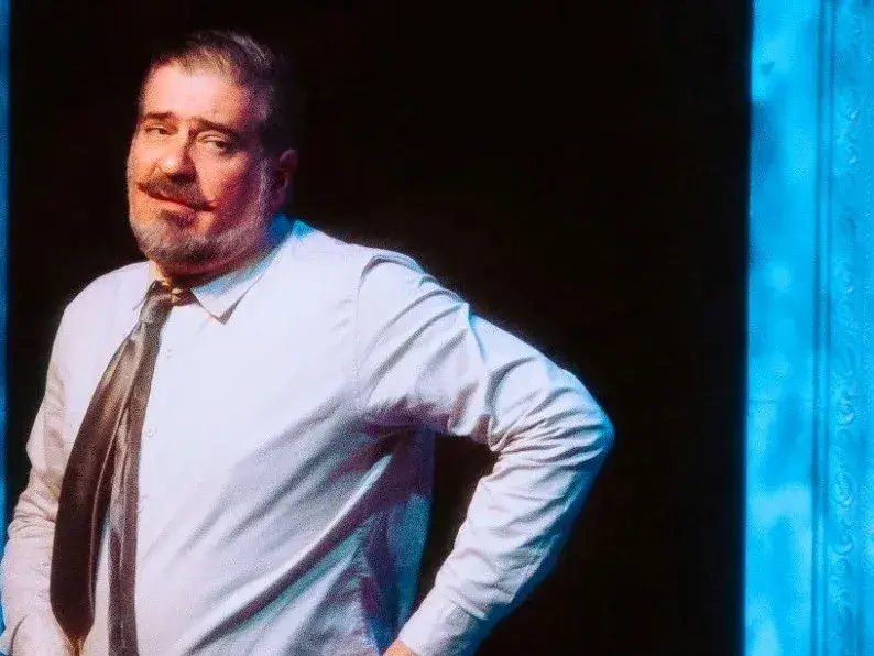 Según Spregelburd, el texto es inusual para la dramaturgia nacional: "Es muy abarrocado y desopilante. Es increíble ver al público en la calle Corrientes riéndose de chistes sobre Juan Manuel de Rosas o Tamburini. Se cruza la historia argentina y la crítica social con el desparpajo del absurdo que propone siempre Diego".