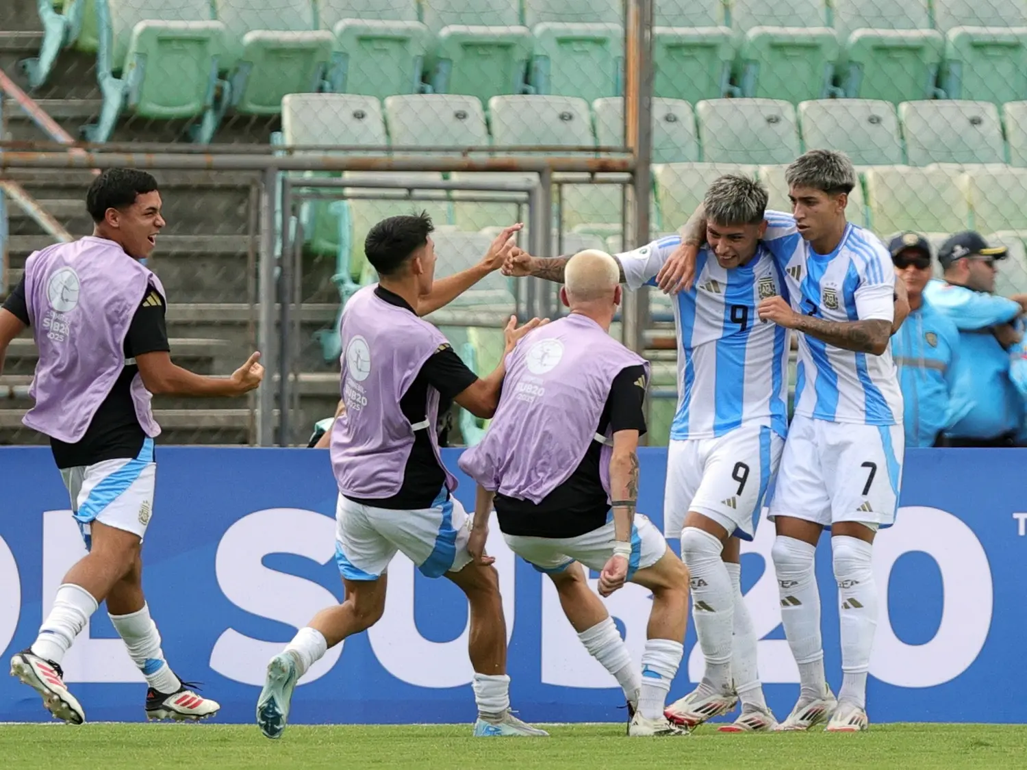 Festejo. Del segundo gol del equipo de Placente. Ahora viene Uruguay