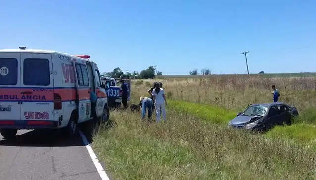 Un auto despistó y volcó en la ruta 136: hay cinco heridos